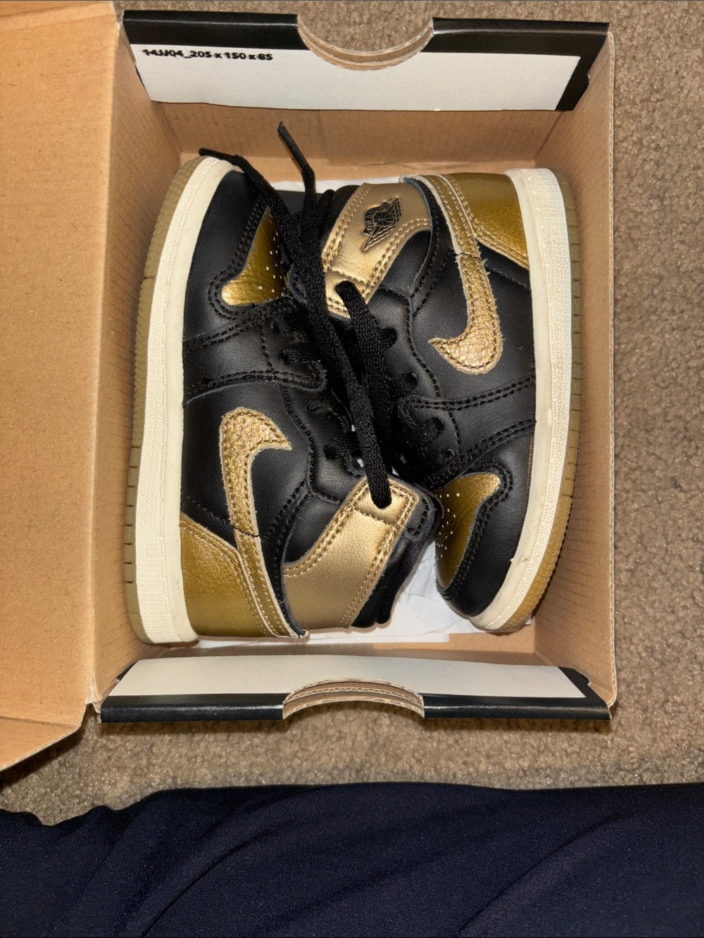 Jordan Retro 1 Kids Black and Metallic Gold High-Top Sneakers size 8